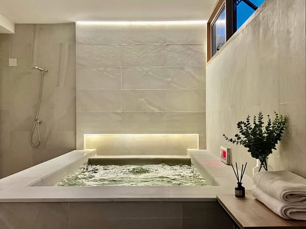 bathroom of The Park Lane Ekkamai 22