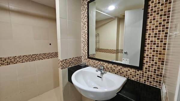 bathroom of The Peak Condominium