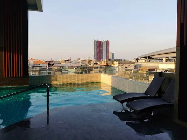 pool of The President Charan-Yaek Fai Chai Station เดอะ เพรสซิเด้นท์ จรัญ – แยกไฟฉาย สเตชั่น