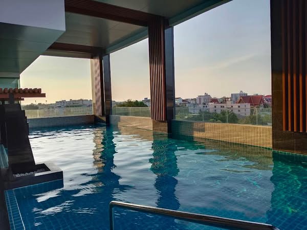 pool of The President Charan-Yaek Fai Chai Station เดอะ เพรสซิเด้นท์ จรัญ – แยกไฟฉาย สเตชั่น