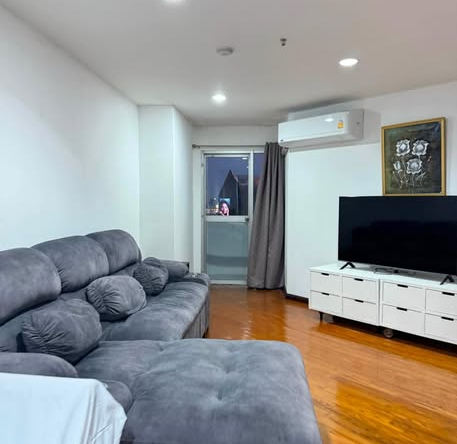 living room of Witthayu Complex